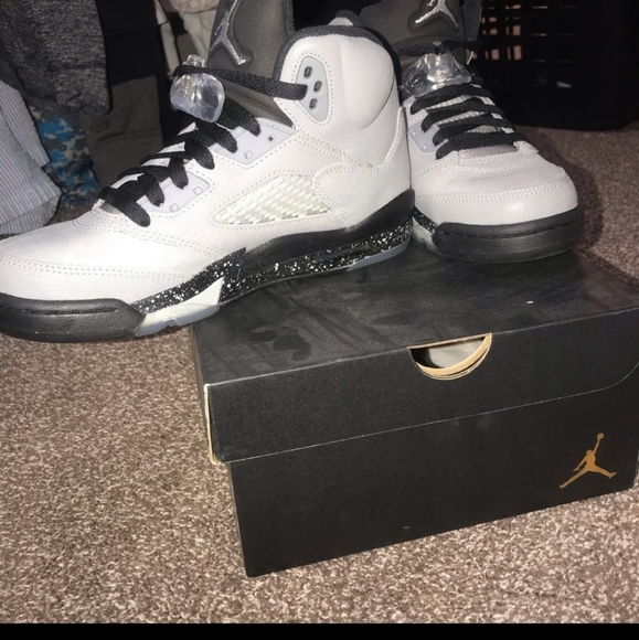 Jordan Grey Wolf GS.. Size 5Y Comes with Box - Picture 2 of 8